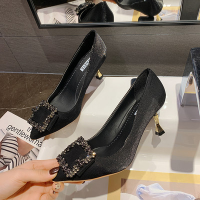 Pagaląsti moteriški batai plonais kulnais ir metaliniu elementu