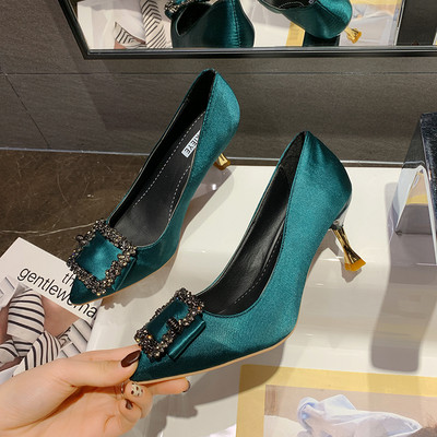 Pagaląsti moteriški batai plonais kulnais ir metaliniu elementu