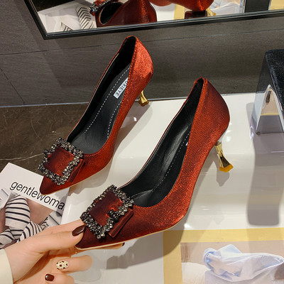 Pagaląsti moteriški batai plonais kulnais ir metaliniu elementu