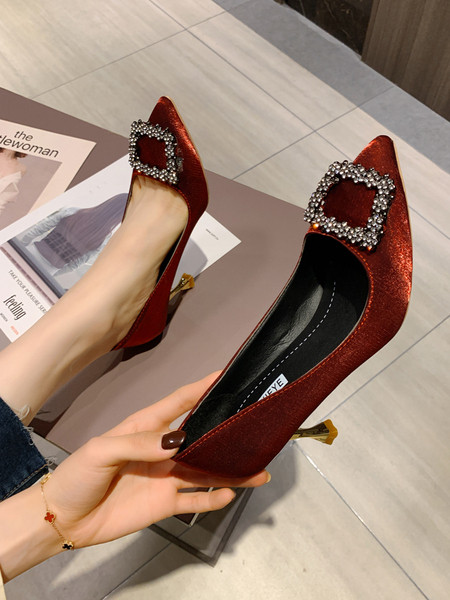 Pagaląsti moteriški batai plonais kulnais ir metaliniu elementu