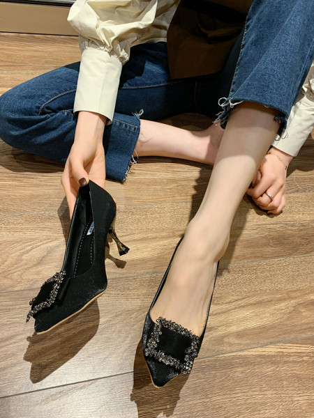 Pagaląsti moteriški batai plonais kulnais ir metaliniu elementu