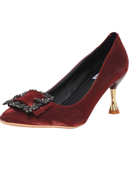 Pagaląsti moteriški batai plonais kulnais ir metaliniu elementu