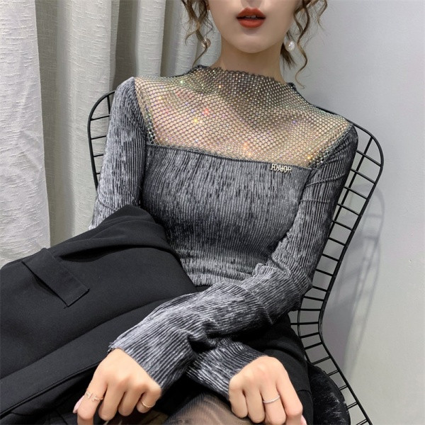 Stilīga sieviešu blūze ar izšuvumiem un akmentiņiem