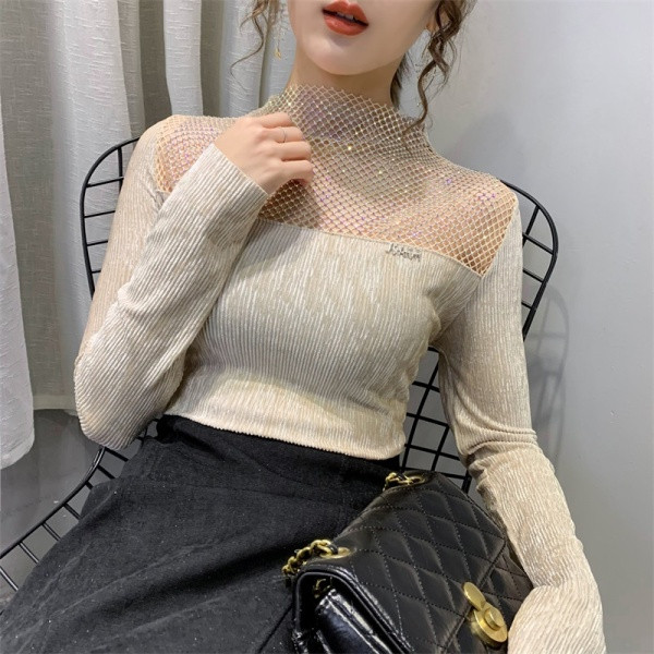 Stilīga sieviešu blūze ar izšuvumiem un akmentiņiem