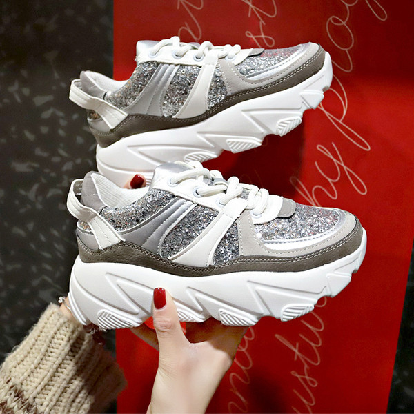 Női alkalmi tornacipő érdes talppal, fényes hatással