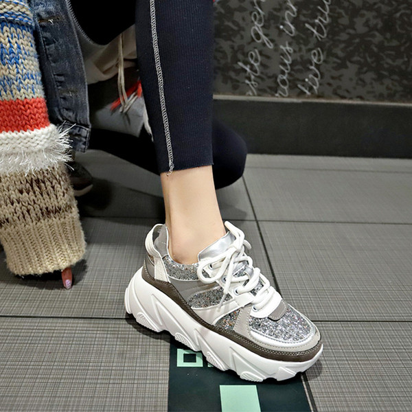 Női alkalmi tornacipő érdes talppal, fényes hatással