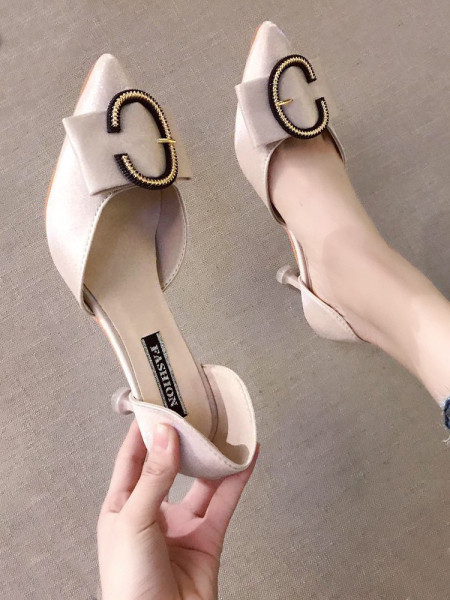 Mūsdienīgi sieviešu apavi no eko zamšādas un metāla sprādzes