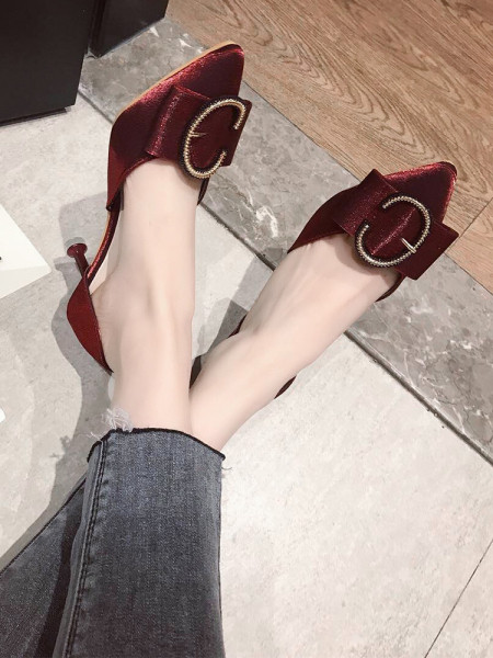 Mūsdienīgi sieviešu apavi no eko zamšādas un metāla sprādzes