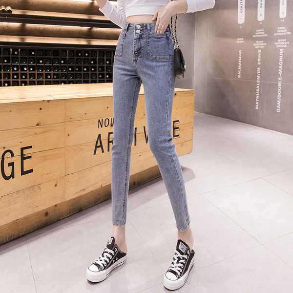 Liikuvad kõrge vöökoha ja taskutega naiste teksad