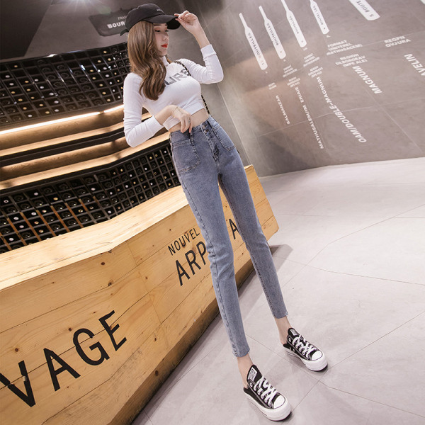 Liikuvad kõrge vöökoha ja taskutega naiste teksad