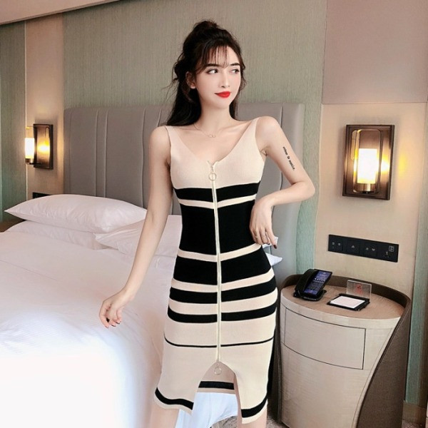 Testhezálló csíkos ruha vékony kötött cipzárral