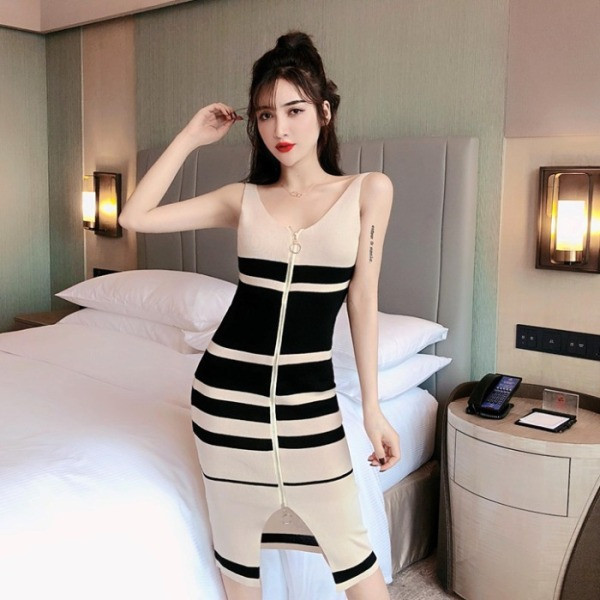 Testhezálló csíkos ruha vékony kötött cipzárral