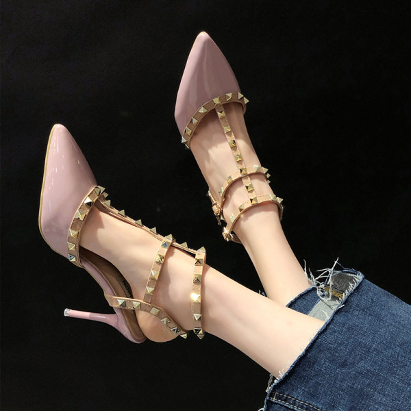 Elegantne ženske cipele s tankom petom i ukrasom na ušice
