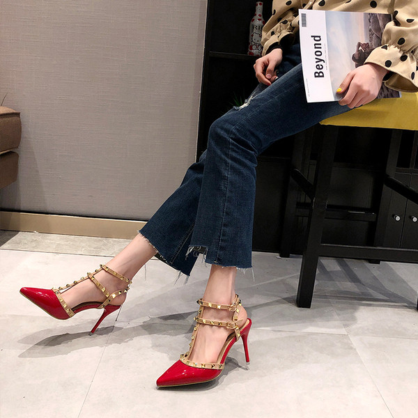 Elegantne ženske cipele s tankom petom i ukrasom na ušice