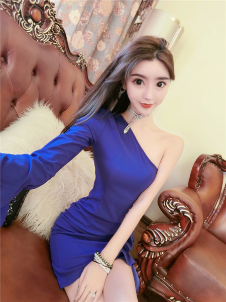 Stílusos női ruha egy ujjal és fürtökkel