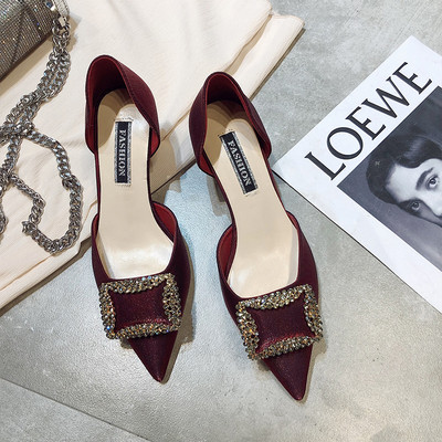 Ženske moderne cipele s metalnom kopčom - model na špic