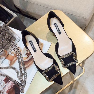 Ženske moderne cipele s metalnom kopčom - model na špic