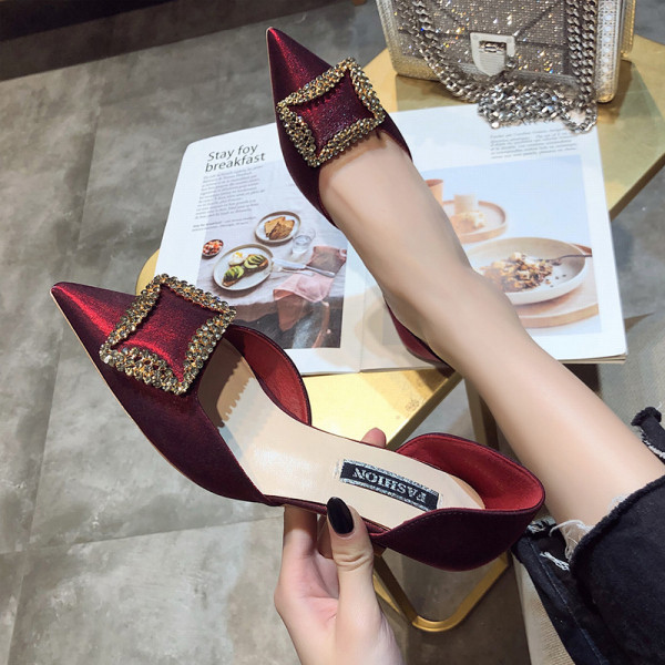 Ženske moderne cipele s metalnom kopčom - model na špic