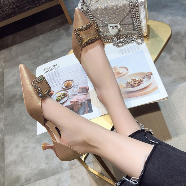 Ženske moderne cipele s metalnom kopčom - model na špic