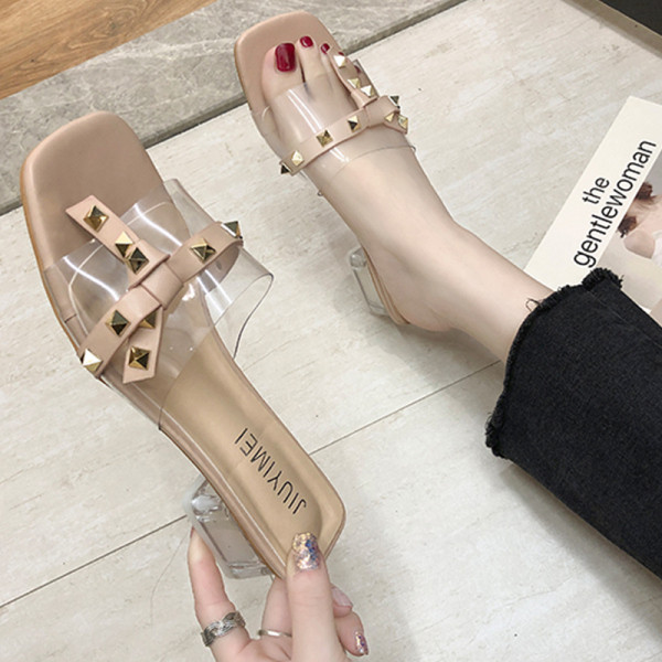 Sieviešu čības ar ādas siksniņu un metāla kniedēm