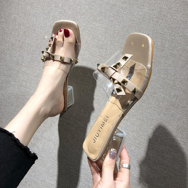 Sieviešu čības ar ādas siksniņu un metāla kniedēm