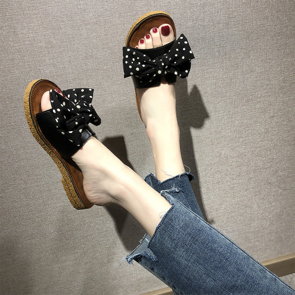 Női hétköznapi papucs lapos talppal és szalaggal