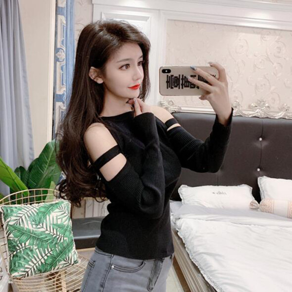 Jauna modeļa pieguloša sieviešu blūze ar atkailinātiem pleciem