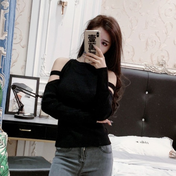 Jauna modeļa pieguloša sieviešu blūze ar atkailinātiem pleciem