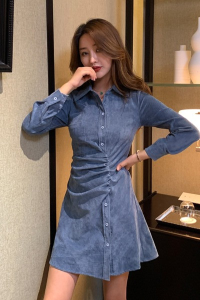 Trumpa pavasarinė asimetrinė suknelė su sagomis