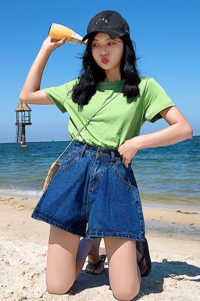 Model larg de pantaloni scurti de dama cu talie inalta