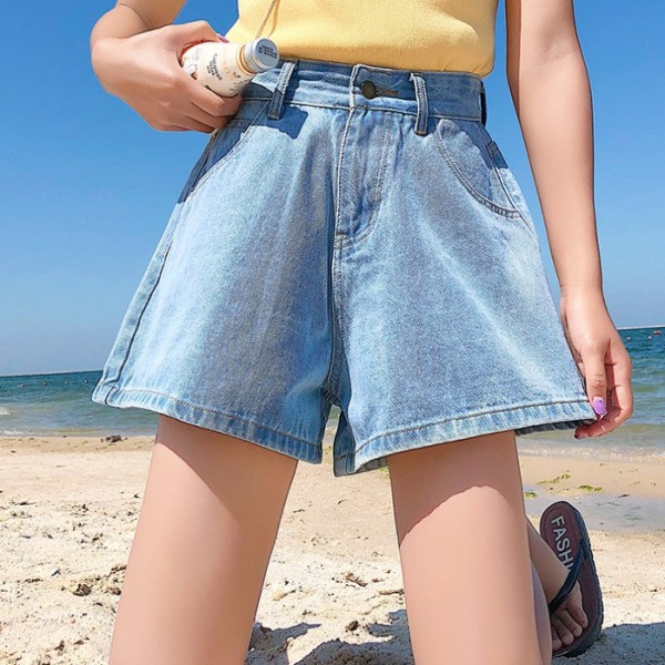 Model larg de pantaloni scurti de dama cu talie inalta