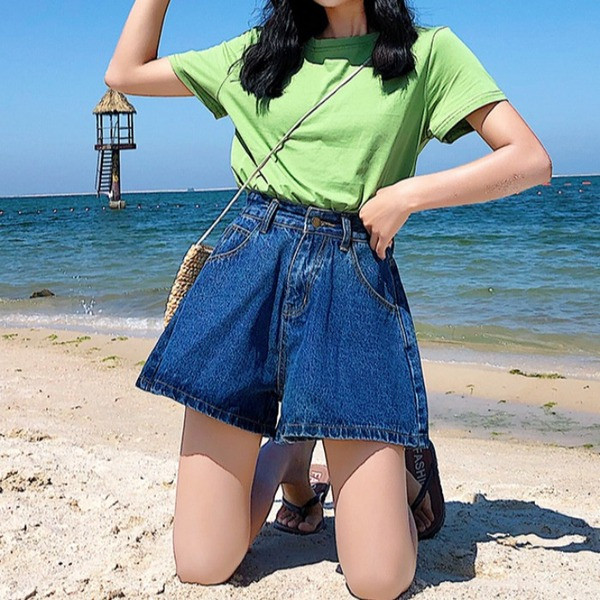 Model larg de pantaloni scurti de dama cu talie inalta