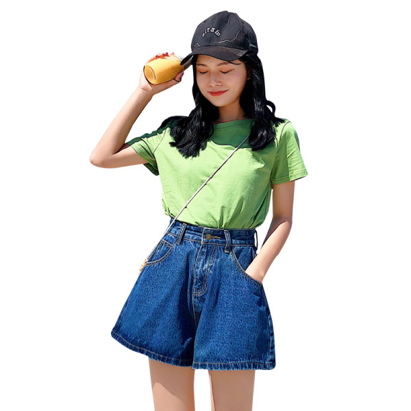 Model larg de pantaloni scurti de dama cu talie inalta