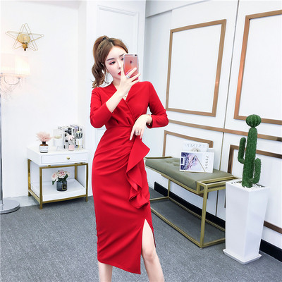 Dabartinė moteriška suknelė su skeltuku ir špicine iškirpte