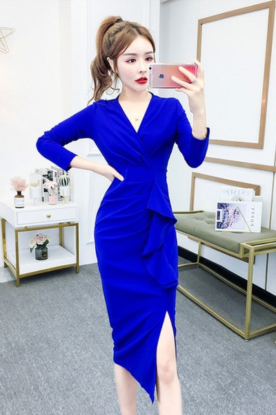 Dabartinė moteriška suknelė su skeltuku ir špicine iškirpte