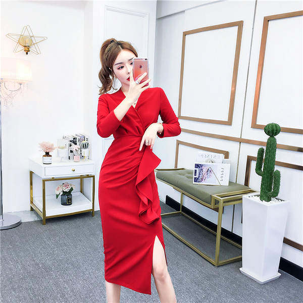 Dabartinė moteriška suknelė su skeltuku ir špicine iškirpte