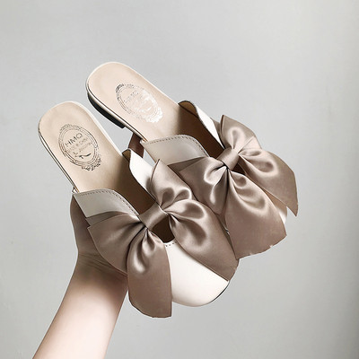 Moteriškos laisvalaikio šlepetės su kaspinu ir lygiu padu