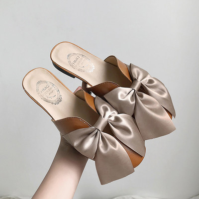 Moteriškos laisvalaikio šlepetės su kaspinu ir lygiu padu