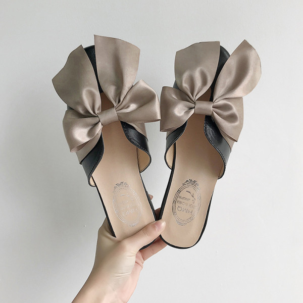 Moteriškos laisvalaikio šlepetės su kaspinu ir lygiu padu