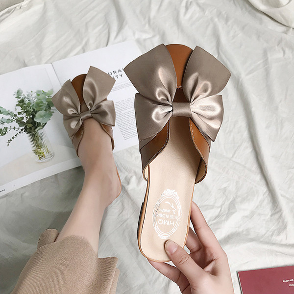 Moteriškos laisvalaikio šlepetės su kaspinu ir lygiu padu