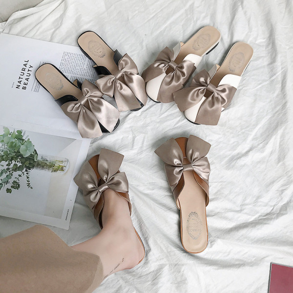 Moteriškos laisvalaikio šlepetės su kaspinu ir lygiu padu