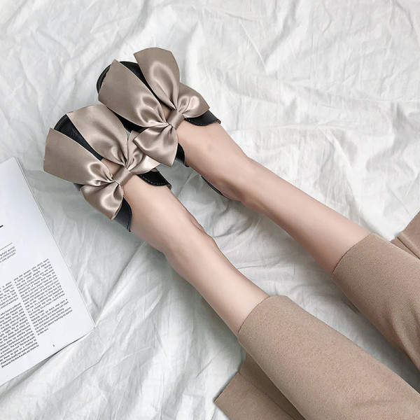 Moteriškos laisvalaikio šlepetės su kaspinu ir lygiu padu