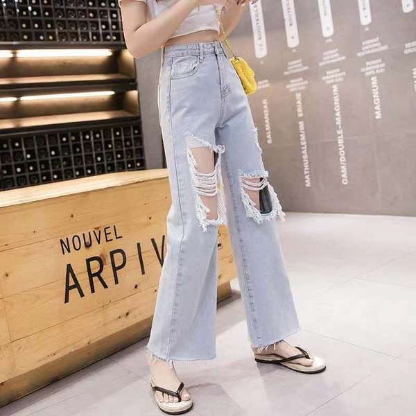 Széles női farmer magas derékkal, szakadt motívumokkal