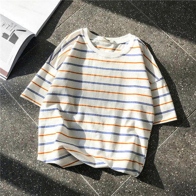 Triibuline meeste T-särk ovaalse kaelusega ja lühikeste varrukatega