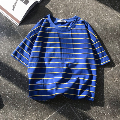 Triibuline meeste T-särk ovaalse kaelusega ja lühikeste varrukatega