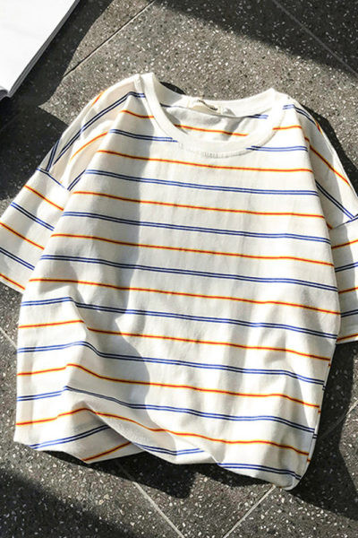 Triibuline meeste T-särk ovaalse kaelusega ja lühikeste varrukatega