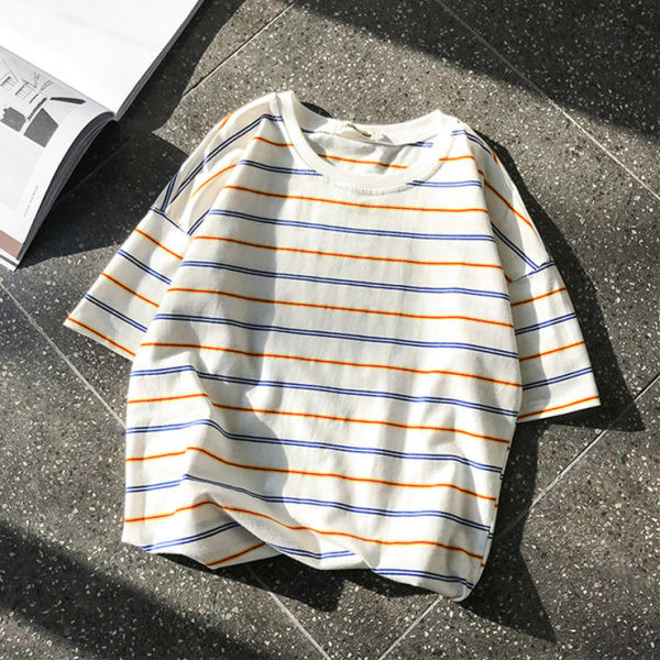 Triibuline meeste T-särk ovaalse kaelusega ja lühikeste varrukatega