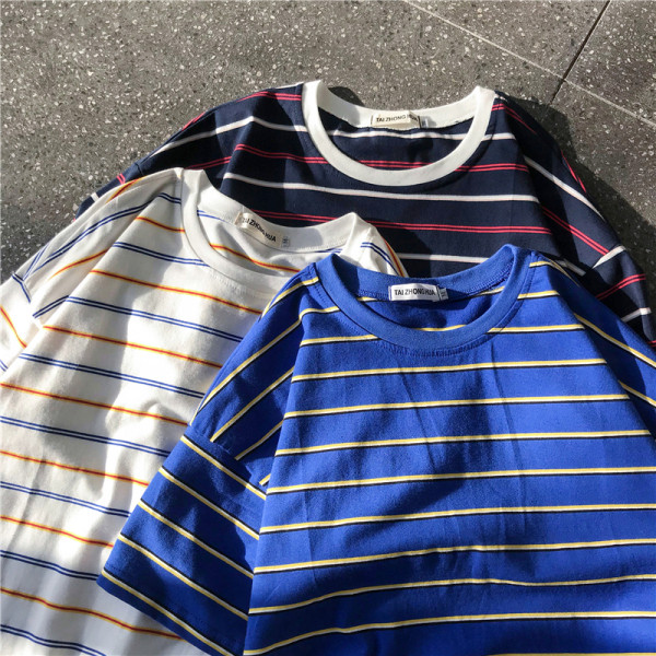 Triibuline meeste T-särk ovaalse kaelusega ja lühikeste varrukatega