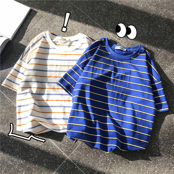 Triibuline meeste T-särk ovaalse kaelusega ja lühikeste varrukatega