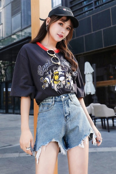 Modernūs moteriški šortai su suplyšusiais motyvais